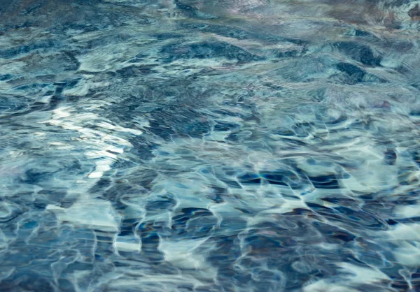 Reflexão do céu na superfície de água em movimento na piscina — Fotografia de Stock