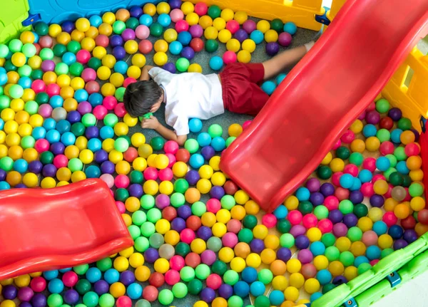 Färgglada plast boll och det röda skjutreglaget i området spela för ch — Stockfoto