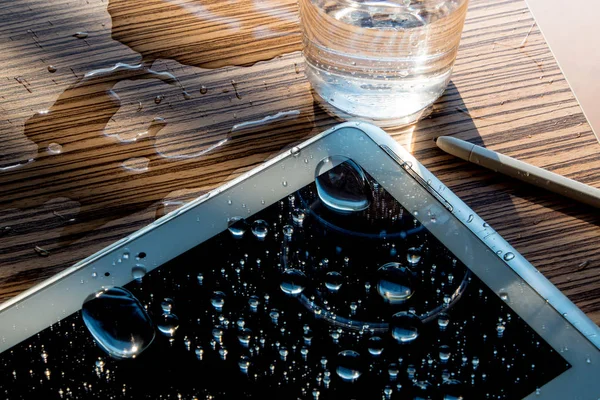 Wassertropfen auf dem Tablet-Bildschirm — Stockfoto
