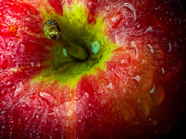 Gotas de água na superfície brilhante da maçã vermelha — Fotografia de Stock