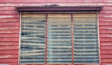 Ahşap duvar ve eski evin eski pencere