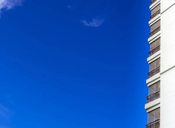 Hoogbouw en heldere blauwe lucht — Stockfoto