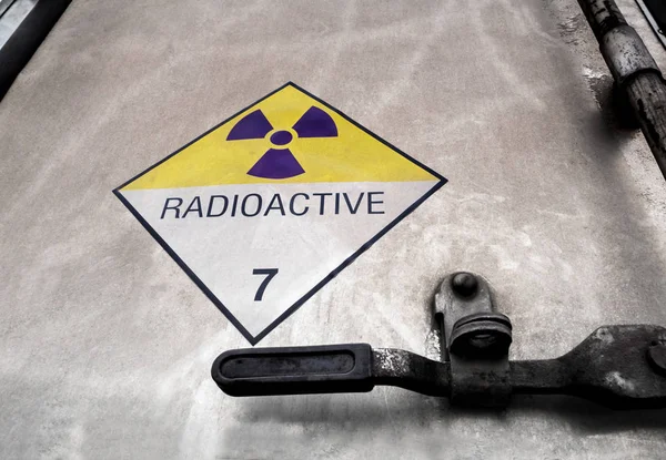 Señal de advertencia de radiación en la etiqueta de transporte de mercancías peligrosas Cl —  Fotos de Stock