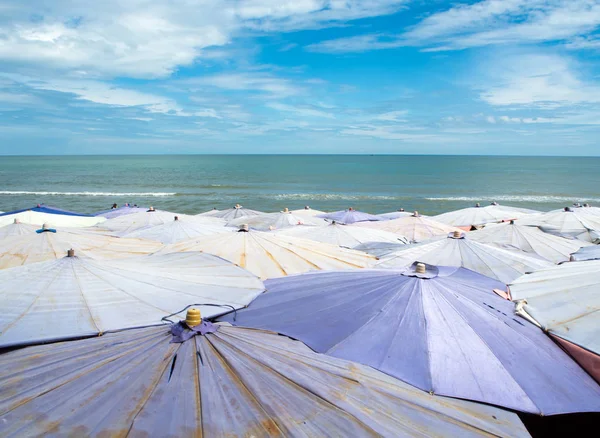 Μεγάλη ομπρέλα γεμάτο κατά μήκος της παραλίας Cha-Am — Φωτογραφία Αρχείου