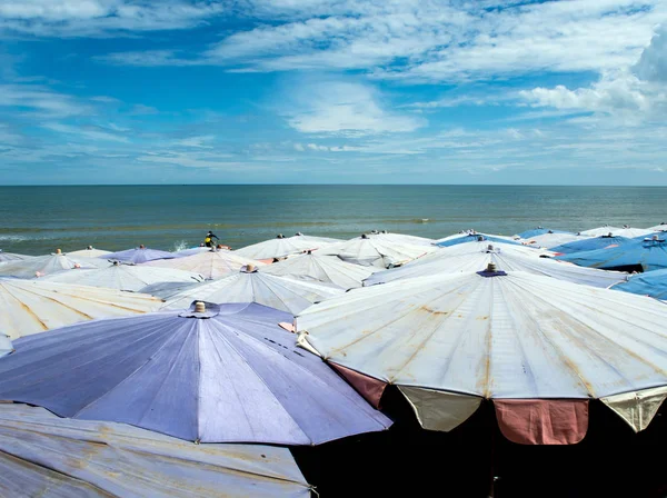 Grande guarda-chuva lotado ao longo da praia Cha-Am — Fotografia de Stock