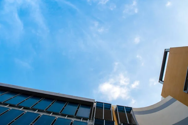El edificio y el cielo azul — Foto de Stock
