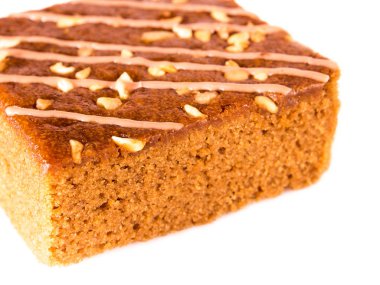 Beyaz arka planda izole edilmiş küçük karamelli kahveli kek.