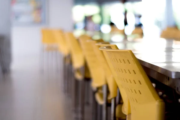 Lege tafels en stoelen die niemand in de cafetaria zit — Stockfoto