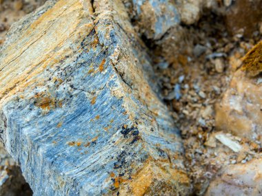 Kayalık tepede taş ve toprak dokusu