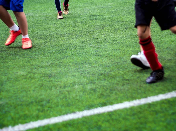 The footballers are competing in sports day of elementary school — Stock Photo, Image