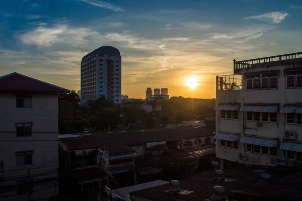 El amanecer y la ciudad por la mañana — Foto de Stock