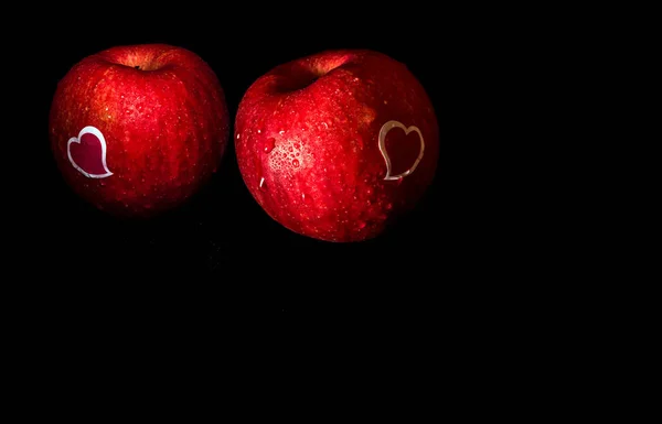 Pegatina en forma de corazón y gotita de agua en manzana roja — Foto de Stock