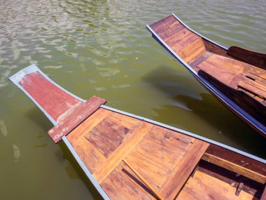 Tahta tekne gölde yüzüyor.