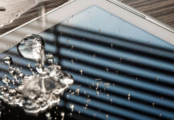 Wasser auf Tablette verschüttet, Wassertropfen auf Tablet-Bildschirm — Stockfoto