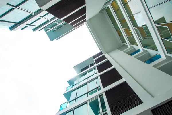 Punto de vista bajo al edificio de gran altura — Foto de Stock