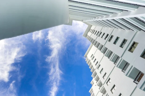 Edificio de gran altura y cielo azul brillante — Foto de Stock