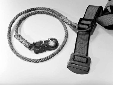 Sarı emniyet kemeriyle kanca ve ip.