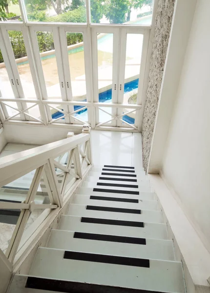 ホワイトトーンヴィンテージ階段ホール — ストック写真
