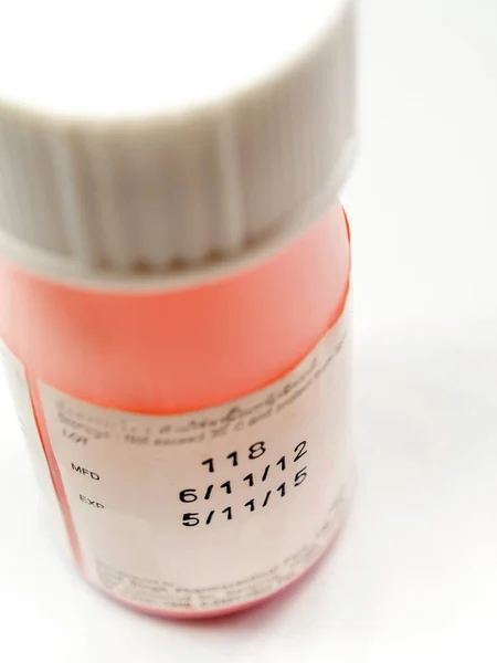 Utgångsdatum tryckt på läkemedels flaskans sido etikett — Stockfoto