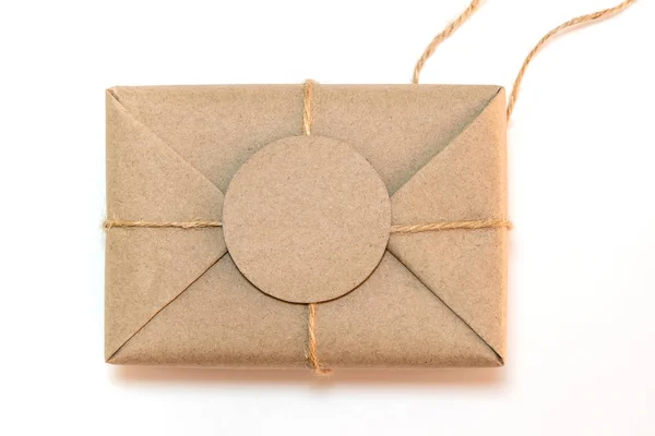 Caja de regalo envuelta en papel kraft y cáñamo rústico — Foto de Stock
