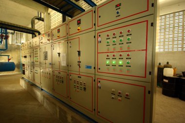 Sanayi fabrikasındakontrol alanında kontrol paneli