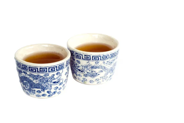 Tazas de té chinas sobre fondo blanco — Foto de Stock