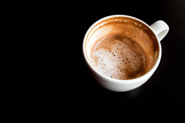 Meia xícara de café com leite quente e espuma macia em xícara de cerâmica — Fotografia de Stock