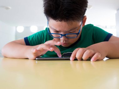 Ciddi çocuk smartphone üzerinde oynama