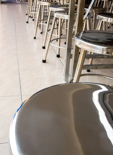 Roestvrijstalen kruk in de cafetaria van de school — Stockfoto