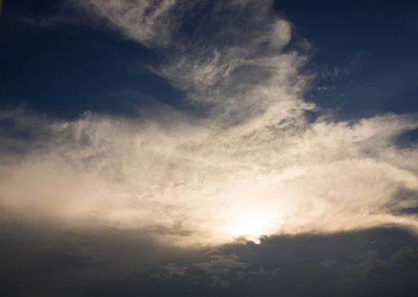 Chlupaté mraky vznášející se roztroušené po obloze — Stock fotografie