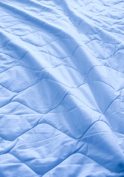 Täcket skrynklig på sängen — Stockfoto