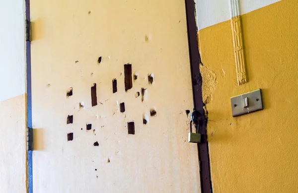 Beaucoup de trous cassés sur l'ancienne porte de classe sont verrouillés — Photo