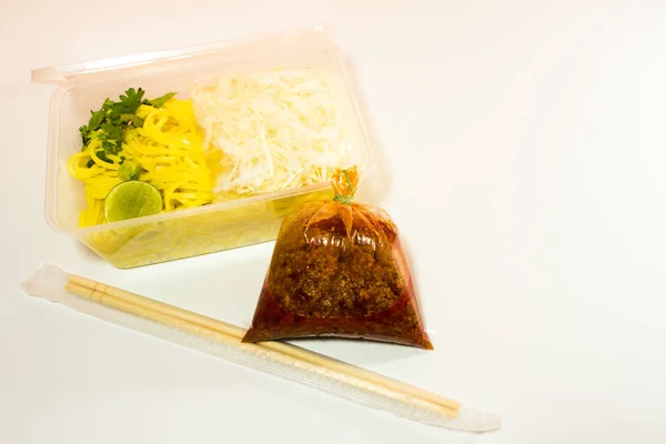 Spaghetti con salsa / Portare a casa il cibo in imballaggi di plastica — Foto Stock