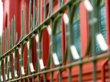 Şehirde bir caddenin yanında Ferforje çit