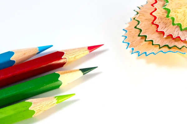 Crayon coloré et copeaux de bois d'entre eux — Photo