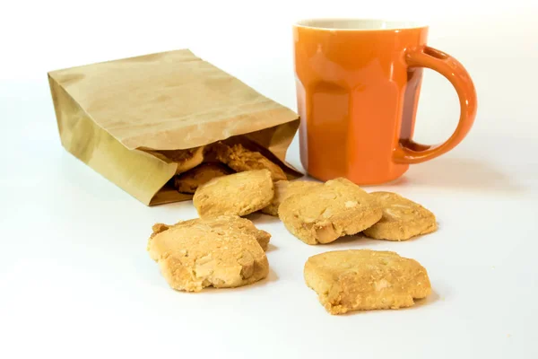 Sušenky v papírové tašce a šálek kávy — Stock fotografie