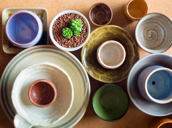 Cuencos de cerámica preparados para usar en macetas de plantas de interior — Foto de Stock