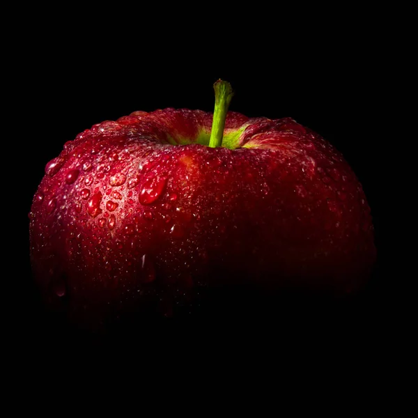 Wassertropfen auf glänzender Oberfläche des roten Apfels auf schwarzem Hintergrund — Stockfoto