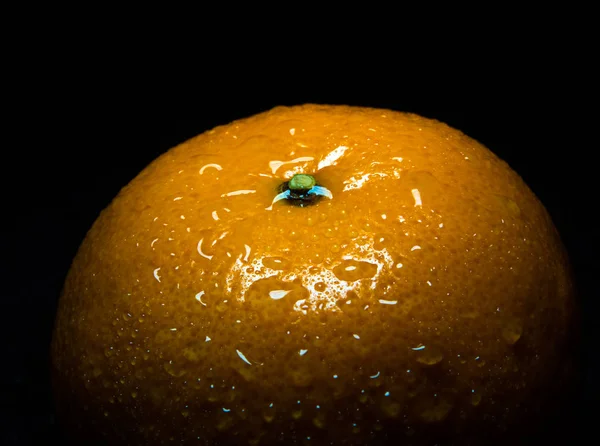 Gouttelette d'eau sur surface brillante de fraîcheur orange — Photo