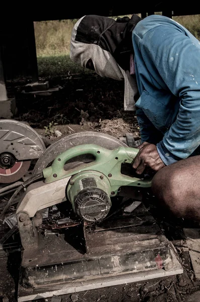Pekerja memotong baja dengan mesin potong — Stok Foto