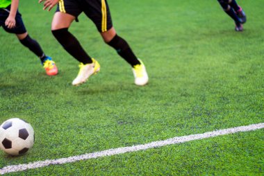 Futbolcular okulun renkli sporlarında yarışıyor.