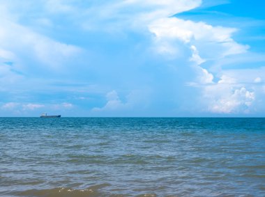 Büyük gemi hala kıyıdan çok uzakta yüzüyor.