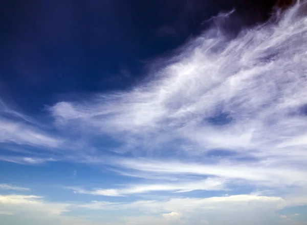 Moln i den blå himlen — Stockfoto