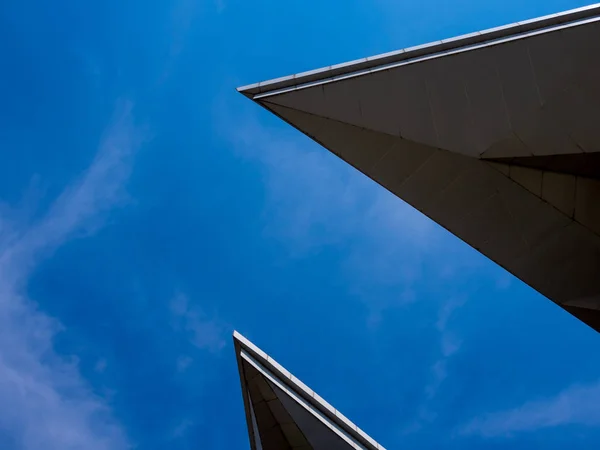 Las formas exóticas del techo del edificio moderno y el cielo azul brillante — Foto de Stock