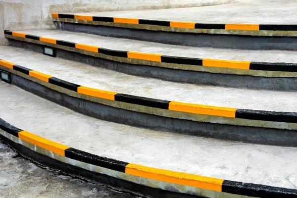 Gele en zwarte strepen, veiligheidssymbolen aan de rand van de trap — Stockfoto