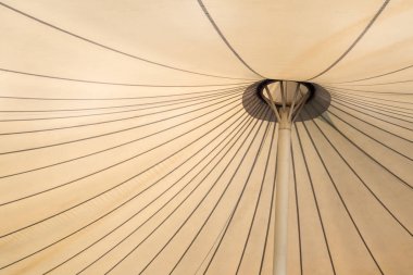 Tuval çatısı ve büyük yapı binalar arasında gergin