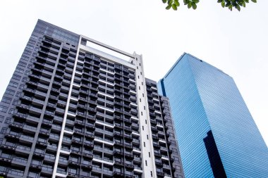 Parlak gökyüzünde modern bina