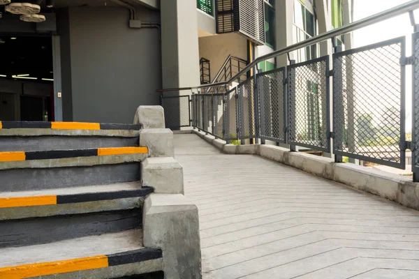 Yellow and black stripes, safety symbols at the edge of the stairs — Stock Photo, Image