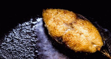 Tavada kızarmış uskumru parçaları.