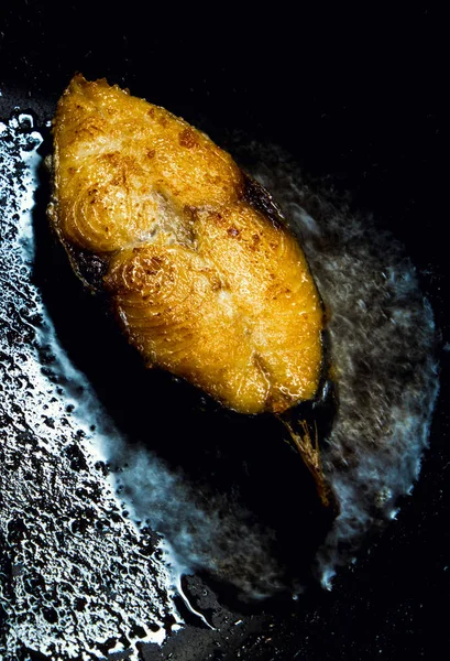 Tavada kızarmış uskumru parçaları.